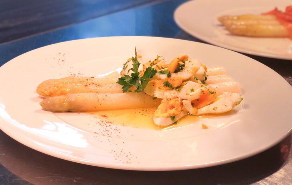 Belgian White Asparagus With Sauce
