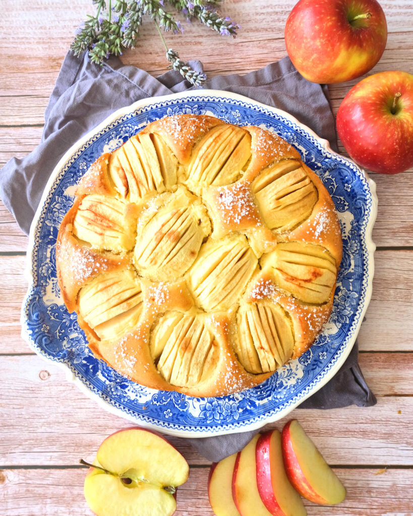 Easy German Apple Cake (Versunkener Apfelkuchen)